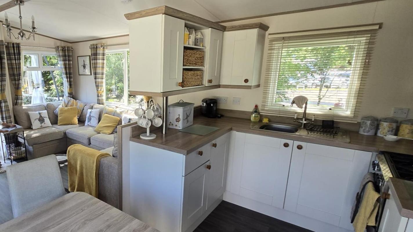 Luxury Lakeside Caravan With Hottub And Private Fishing Peg, Lakes Casa de Férias