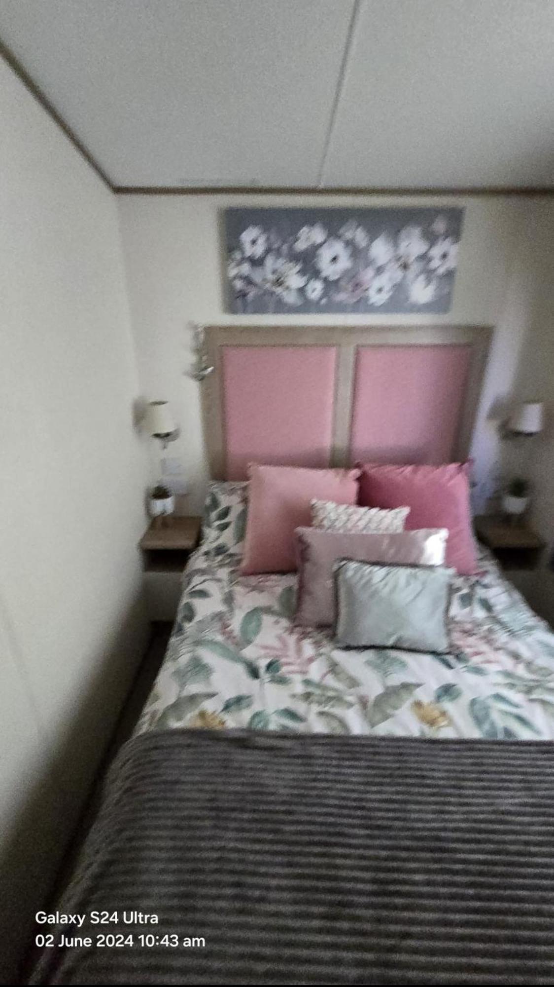 Luxury Lakeside Caravan With Hottub And Private Fishing Peg, Lakes *