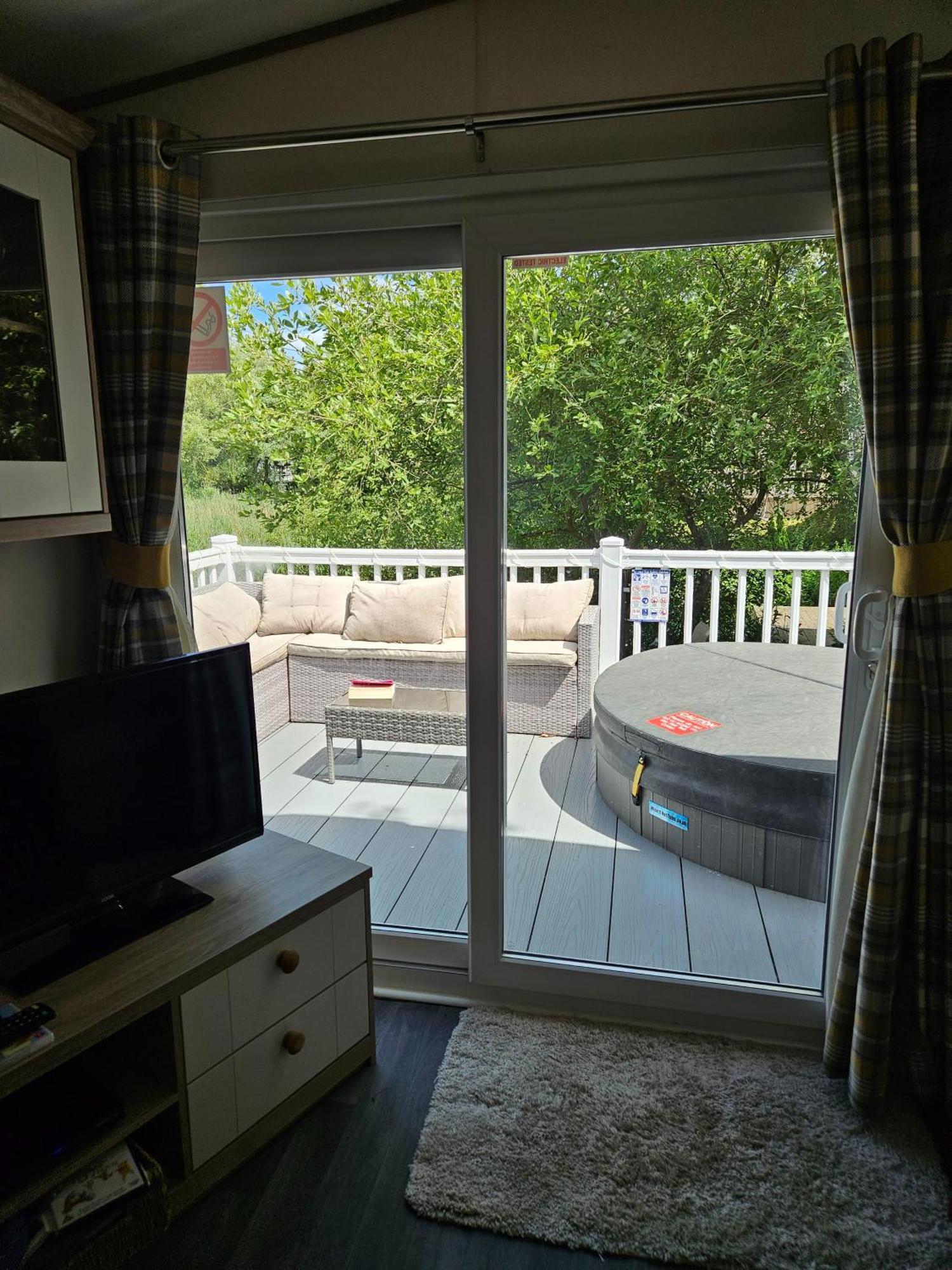 Luxury Lakeside Caravan With Hottub And Private Fishing Peg, Lakes *