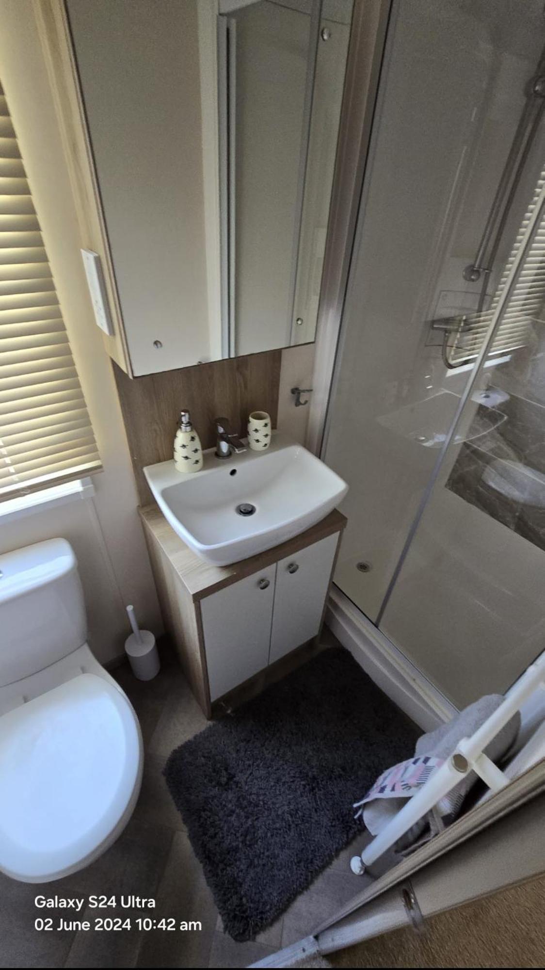 Luxury Lakeside Caravan With Hottub And Private Fishing Peg, Lakes * Tattershall