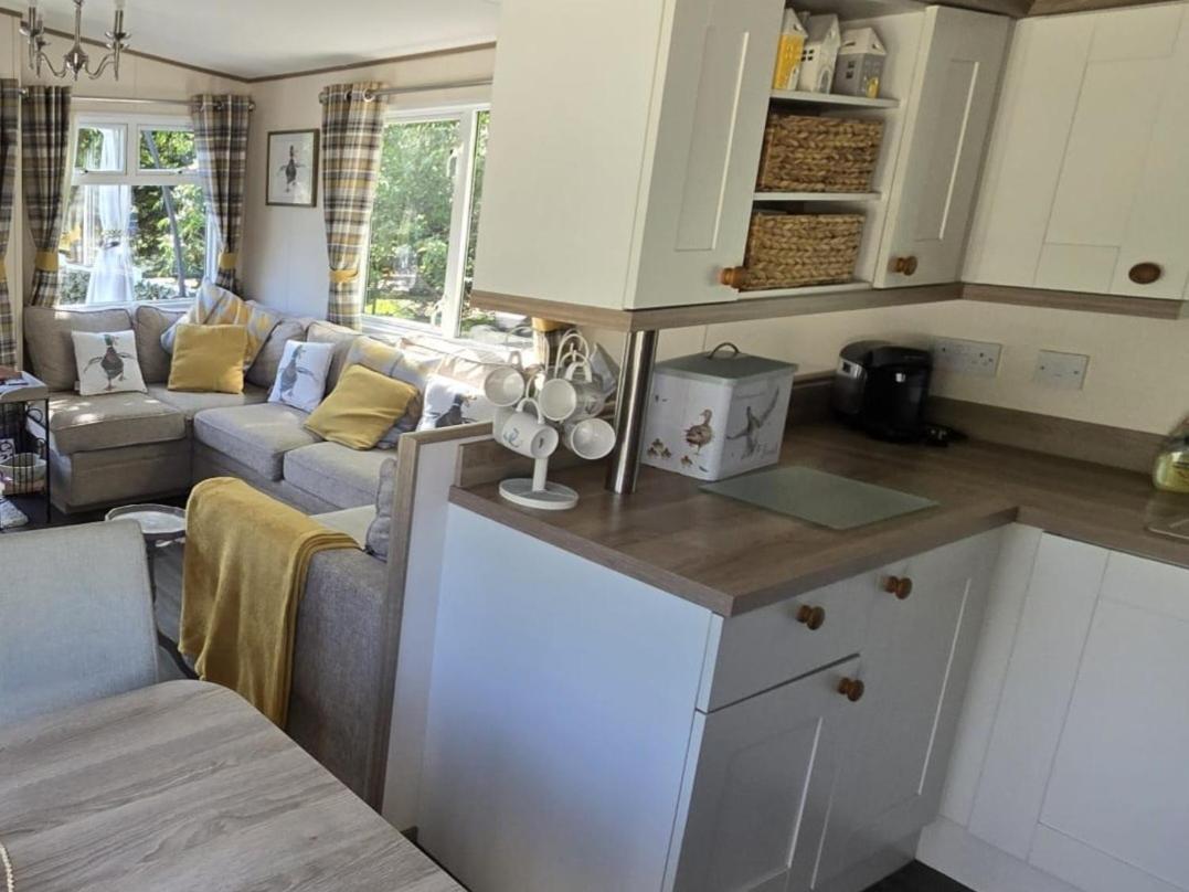 Luxury Lakeside Caravan With Hottub And Private Fishing Peg, Lakes Tattershall