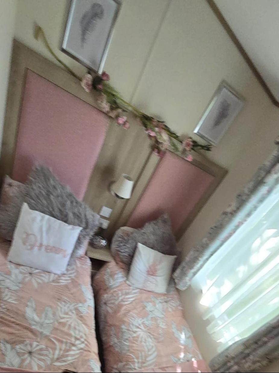Luxury Lakeside Caravan With Hottub And Private Fishing Peg, Lakes * Tattershall
