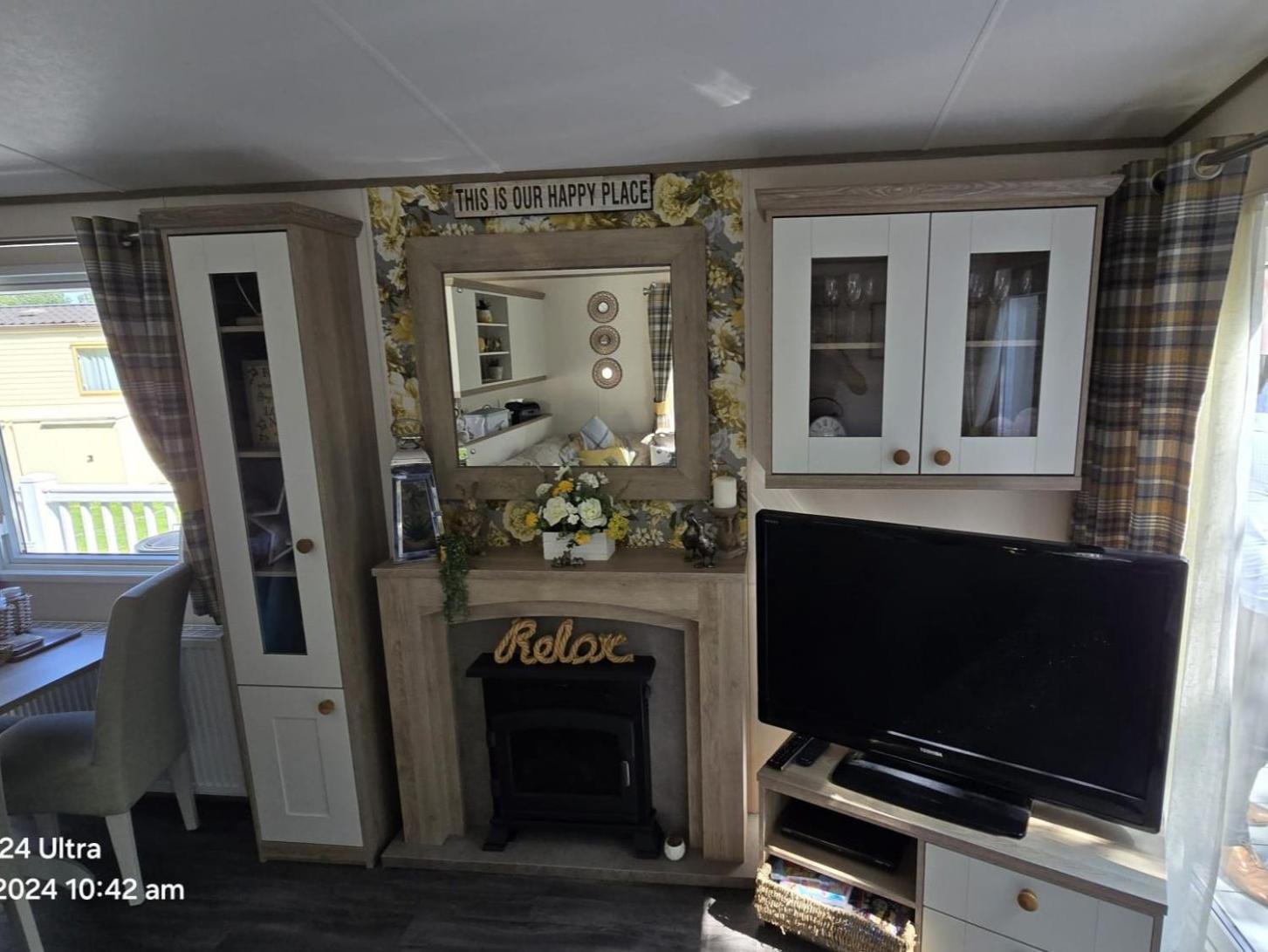 Luxury Lakeside Caravan With Hottub And Private Fishing Peg, Lakes Holiday home Tattershall