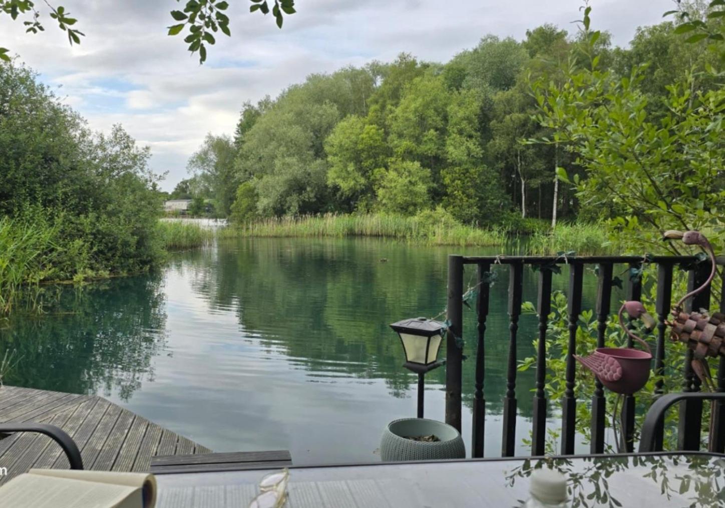 Luxury Lakeside Caravan With Hottub And Private Fishing Peg, Lakes