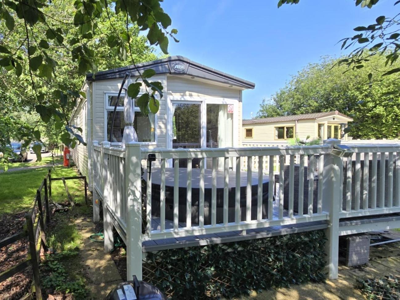Luxury Lakeside Caravan With Hottub And Private Fishing Peg, Lakes Holiday home *