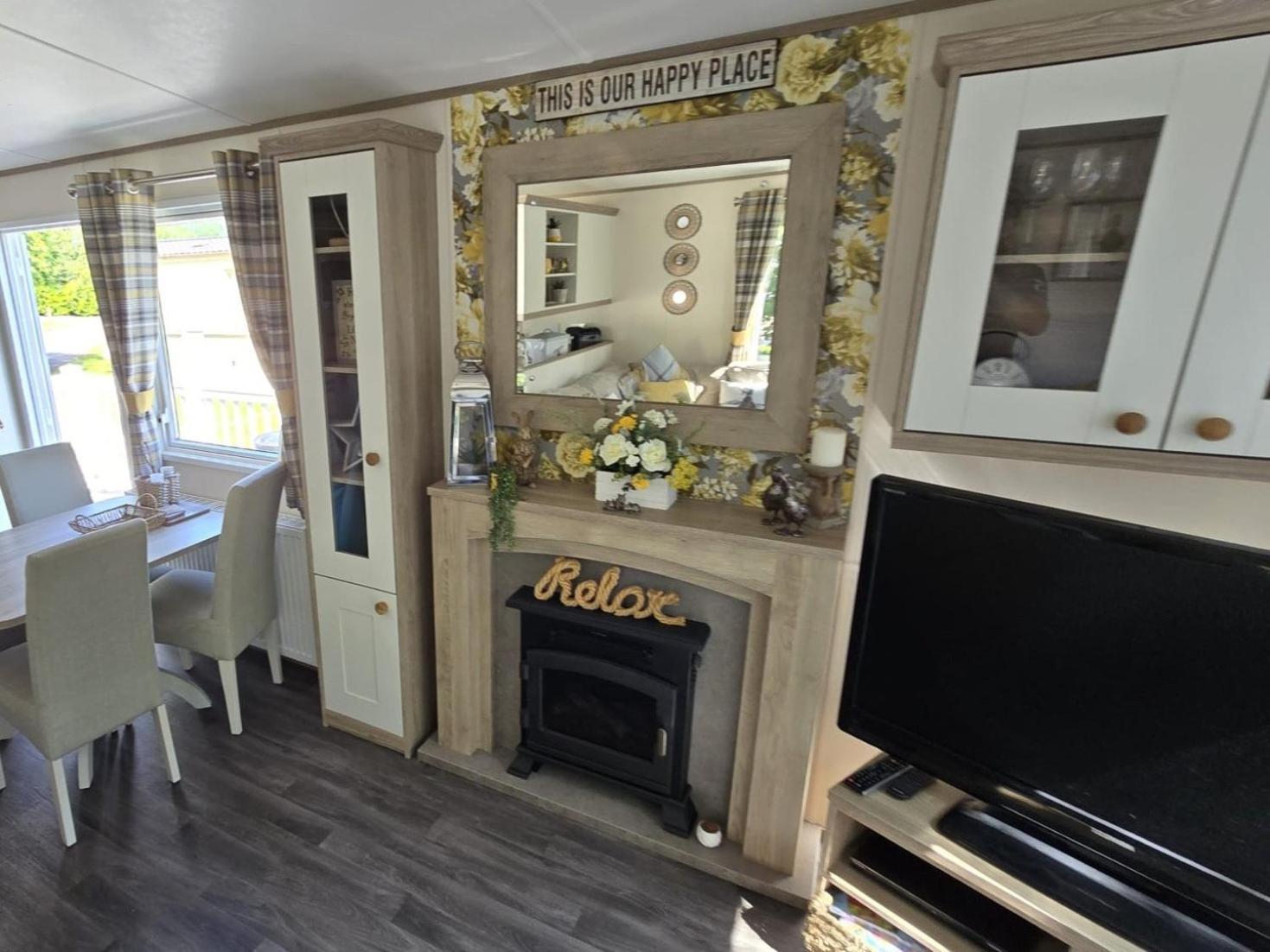 Holiday home Luxury Lakeside Caravan With Hottub And Private Fishing Peg, Lakes *