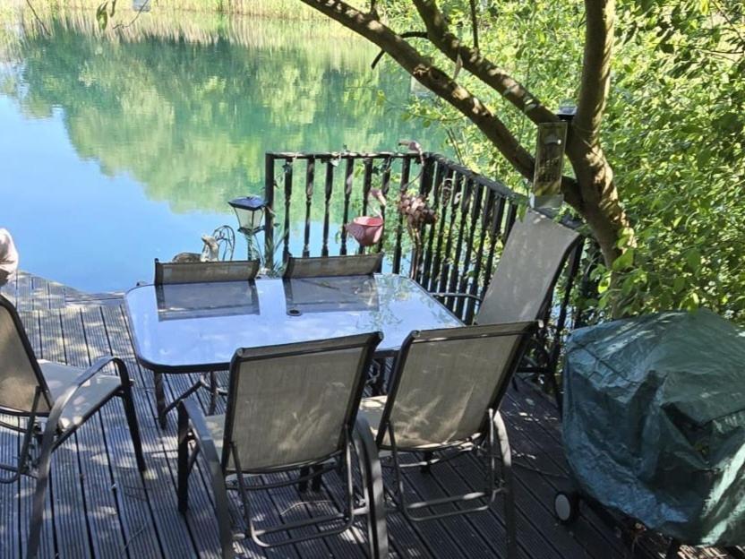 Luxury Lakeside Caravan With Hottub And Private Fishing Peg, Lakes Holiday home Tattershall