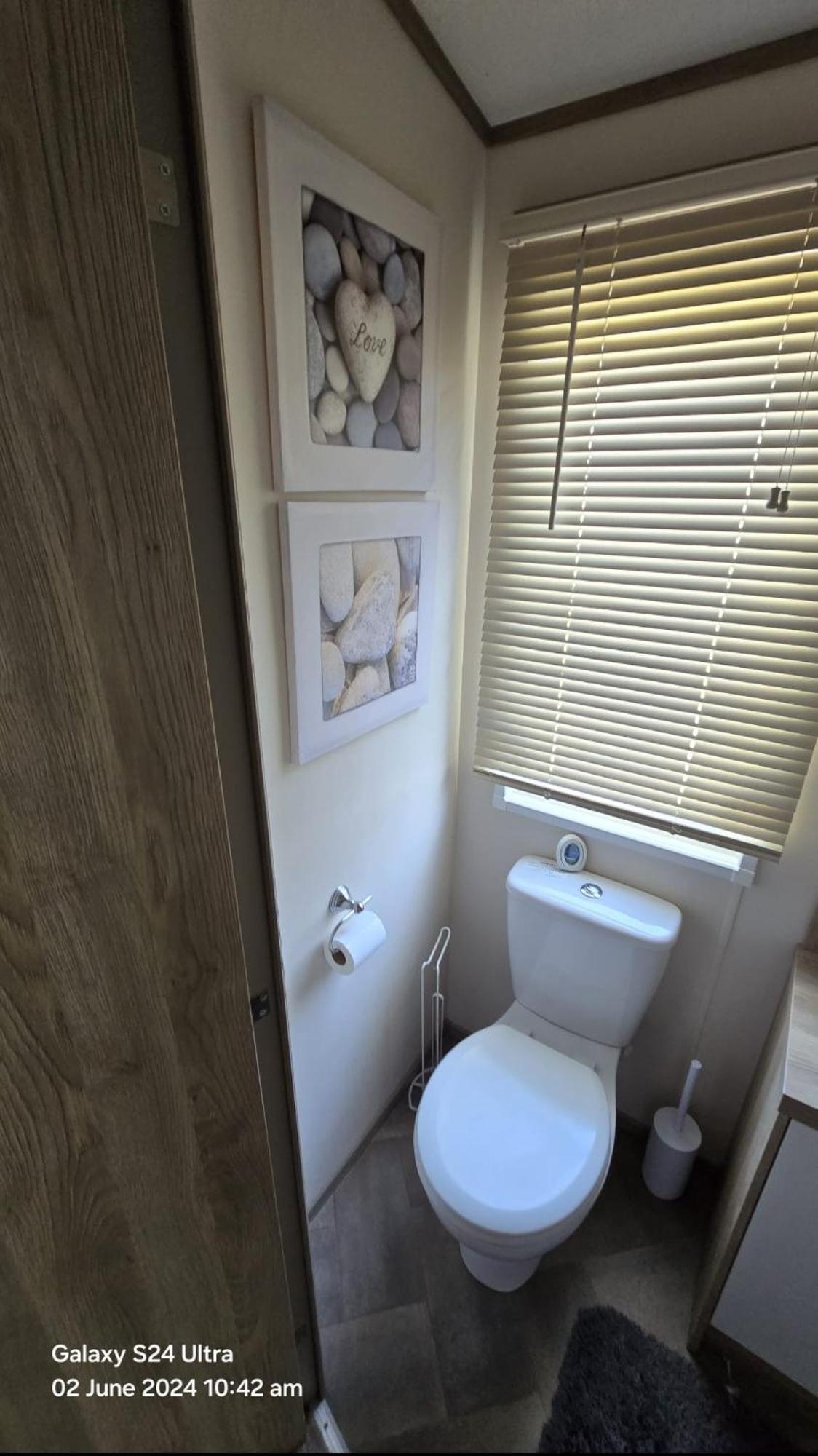 Luxury Lakeside Caravan With Hottub And Private Fishing Peg, Lakes Holiday home