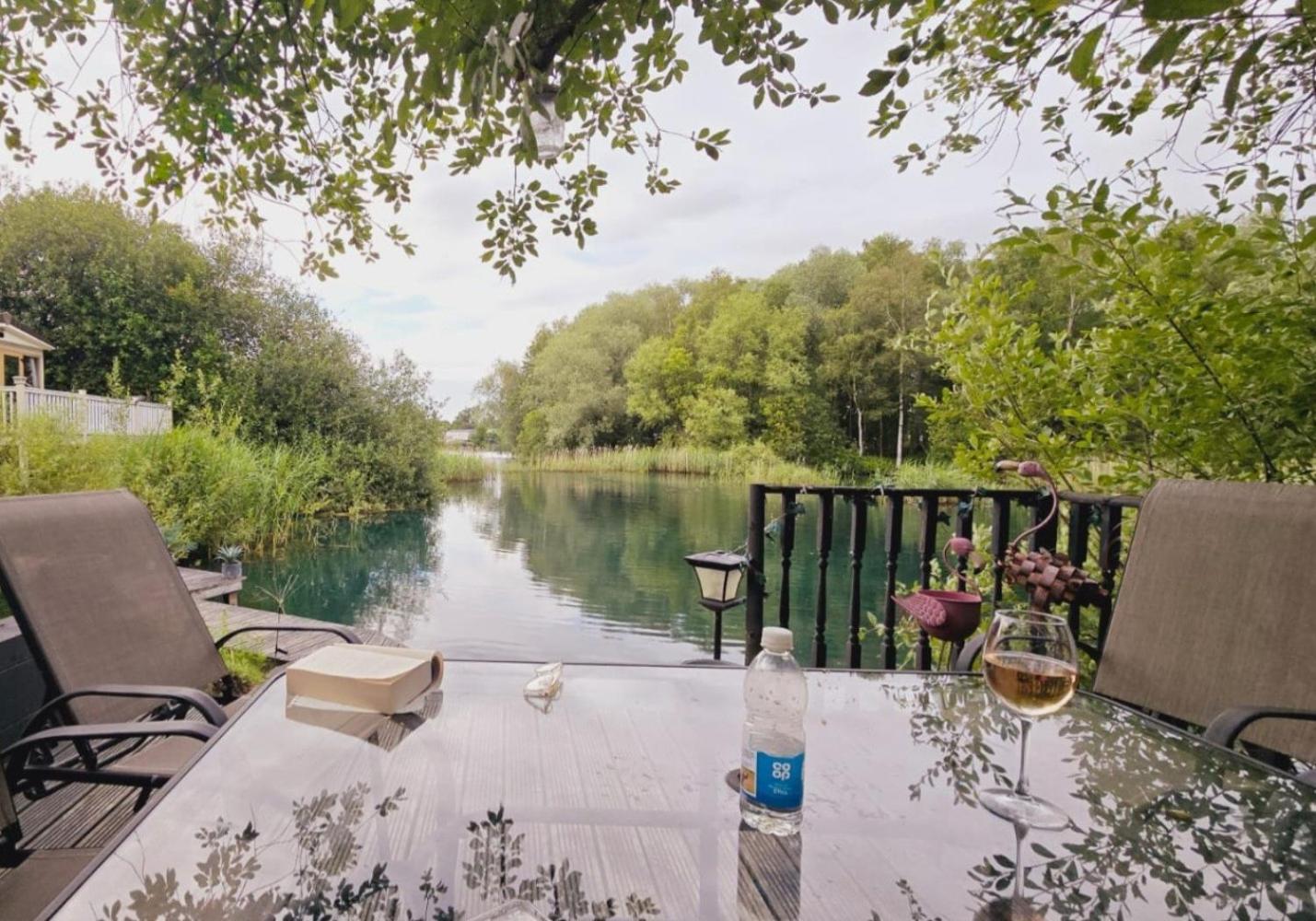 Luxury Lakeside Caravan With Hottub And Private Fishing Peg, Lakes Holiday home Tattershall