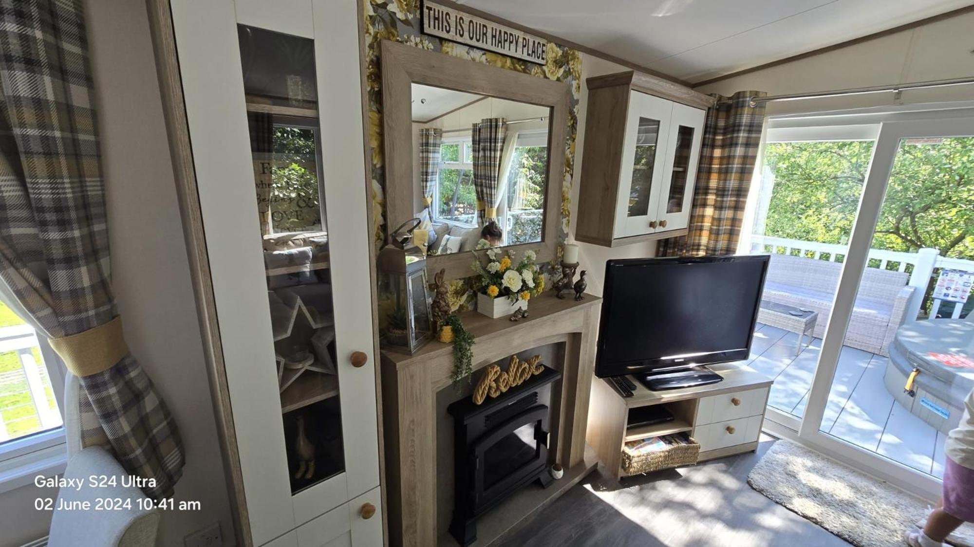 Luxury Lakeside Caravan With Hottub And Private Fishing Peg, Lakes Holiday home Tattershall
