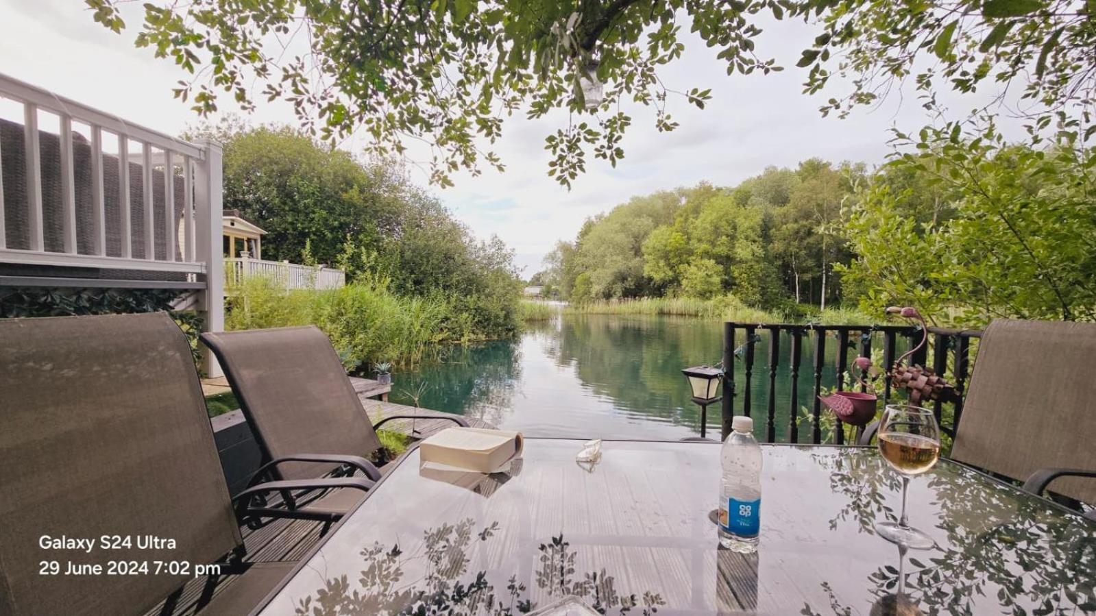 Holiday home Luxury Lakeside Caravan With Hottub And Private Fishing Peg, Lakes Tattershall