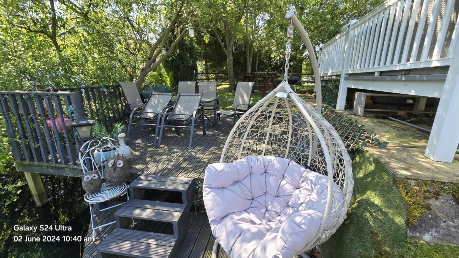 Luxury Lakeside Caravan With Hottub And Private Fishing Peg, Lakes * Tattershall