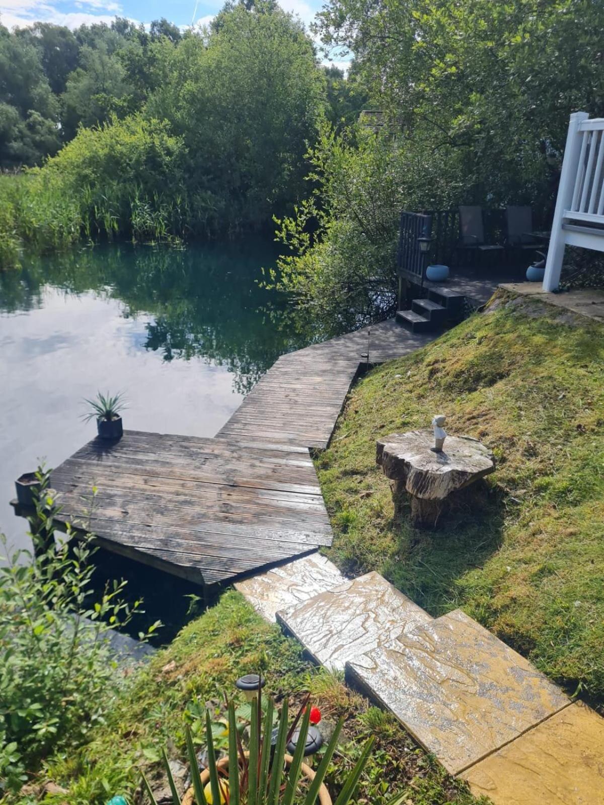 Luxury Lakeside Caravan With Hottub And Private Fishing Peg, Lakes Holiday home Tattershall