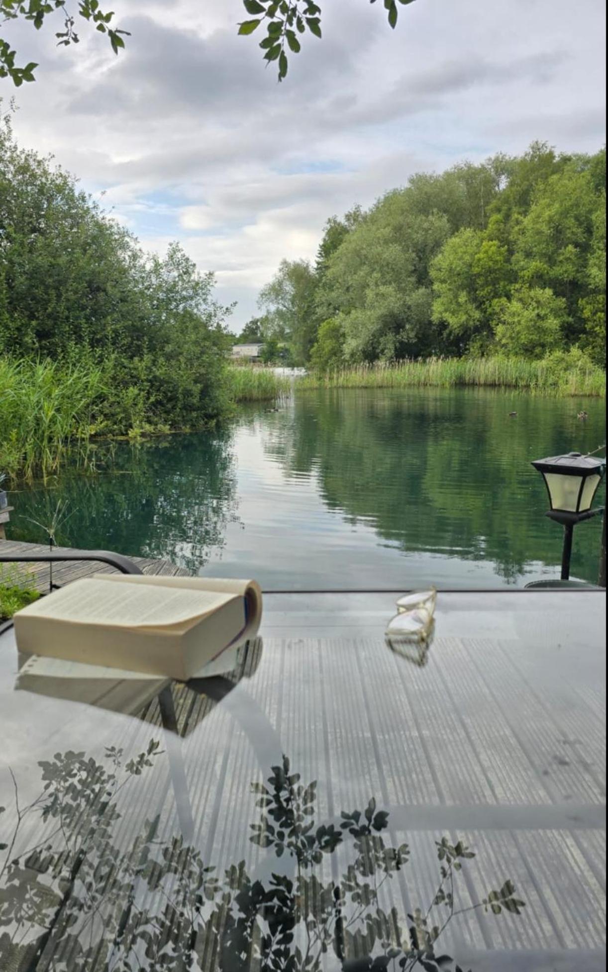 Luxury Lakeside Caravan With Hottub And Private Fishing Peg, Lakes * Tattershall