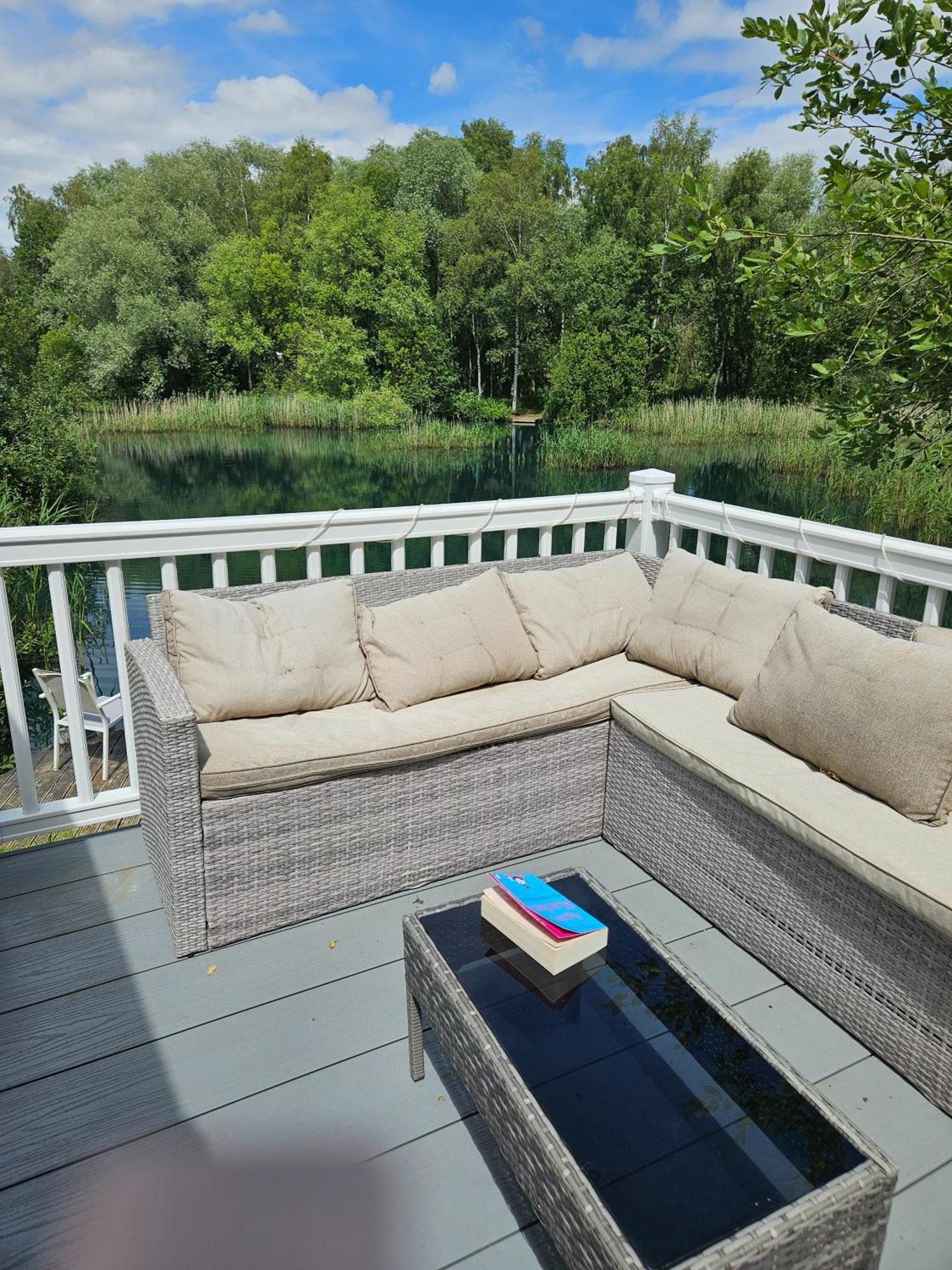 Luxury Lakeside Caravan With Hottub And Private Fishing Peg, Lakes