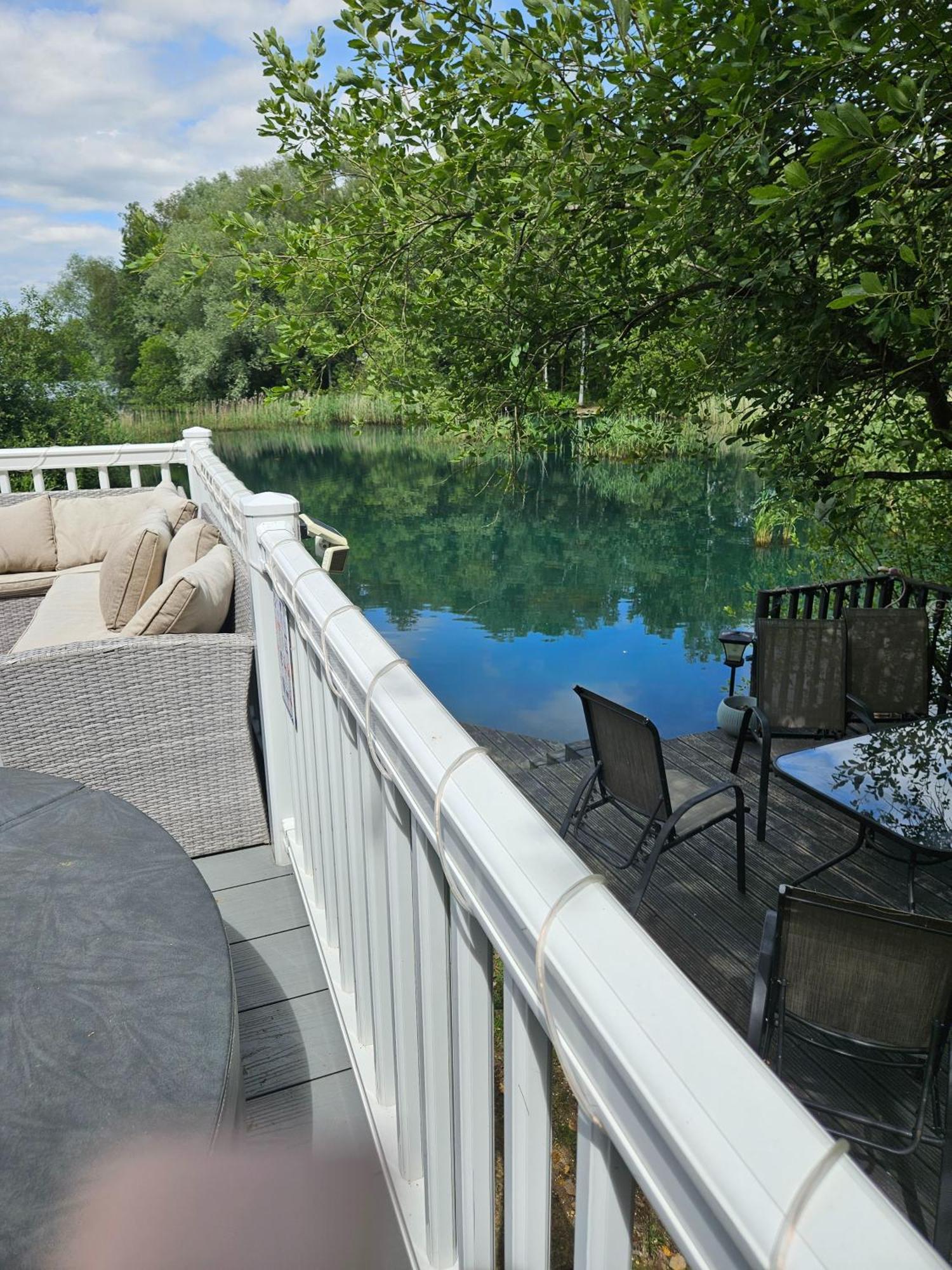 Luxury Lakeside Caravan With Hottub And Private Fishing Peg, Lakes Holiday home