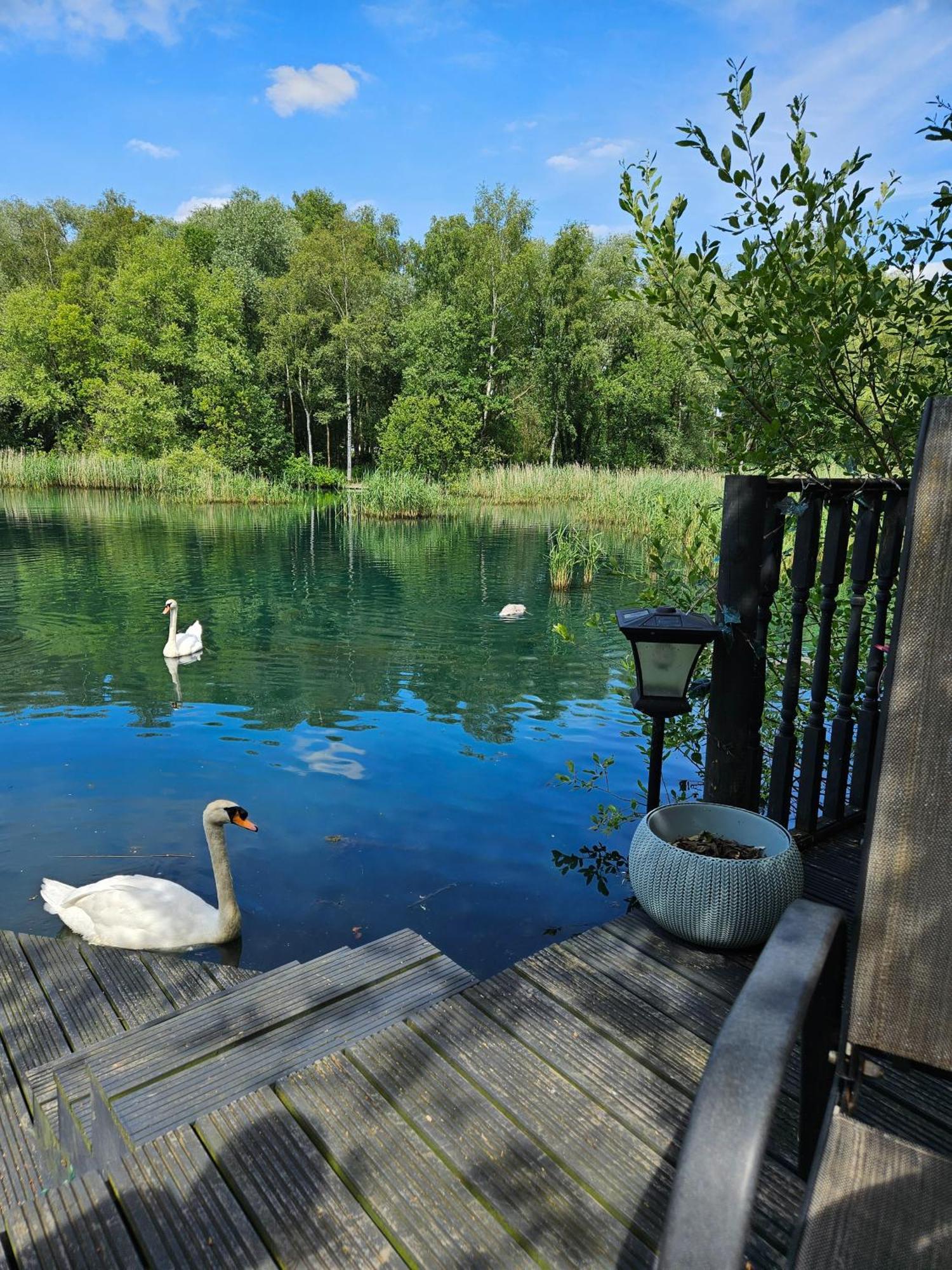 Luxury Lakeside Caravan With Hottub And Private Fishing Peg, Lakes
