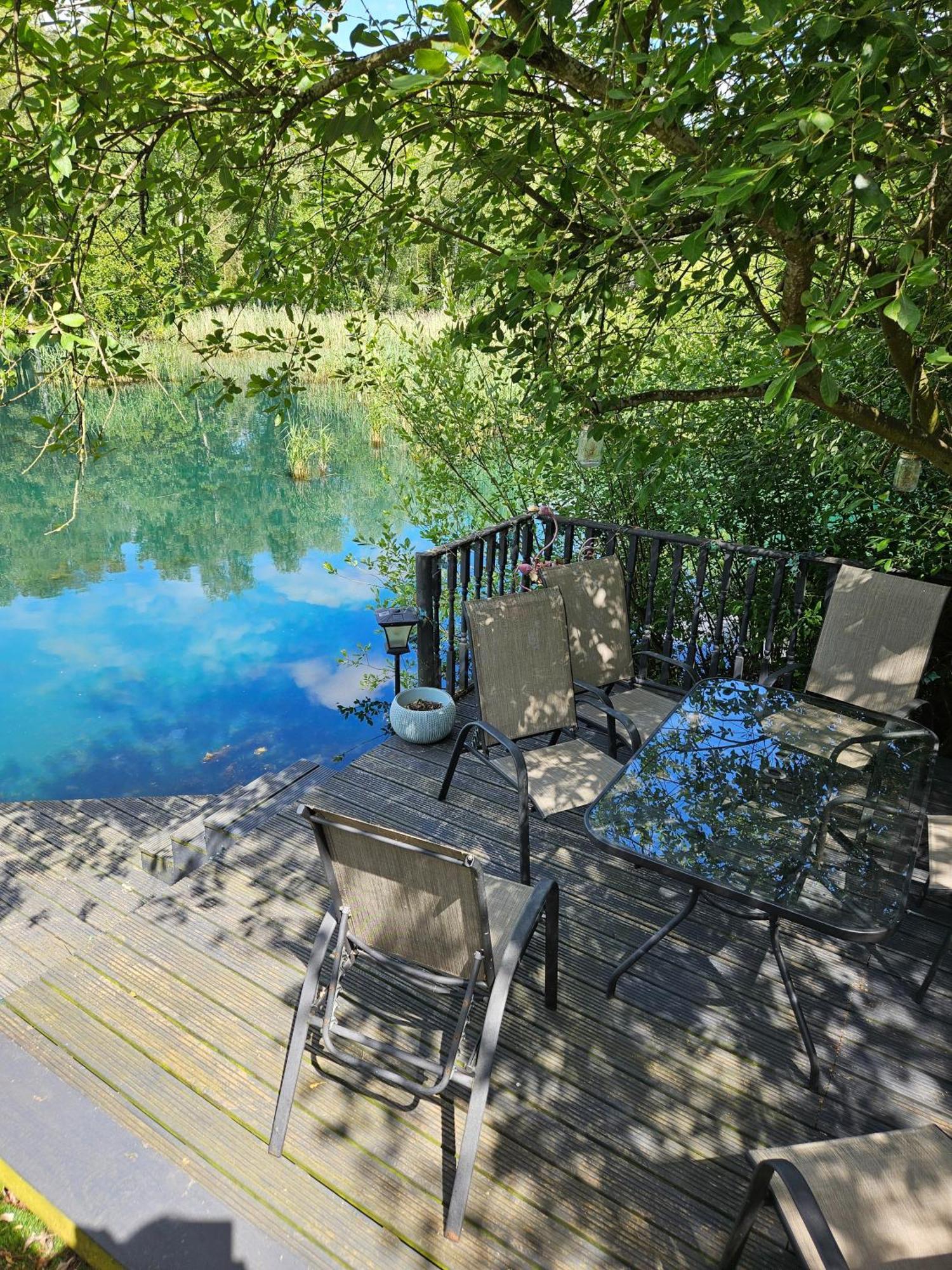 Luxury Lakeside Caravan With Hottub And Private Fishing Peg, Lakes