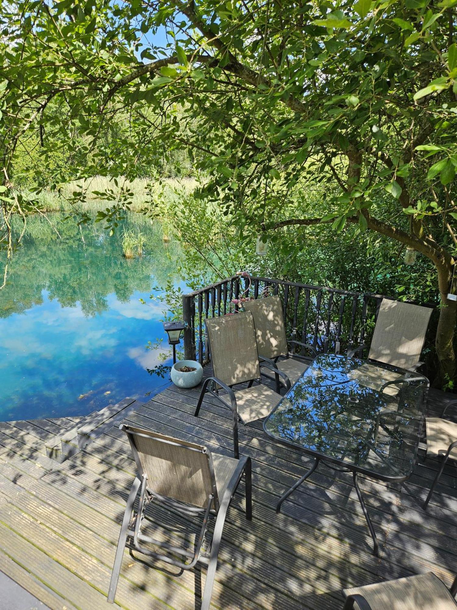 Luxury Lakeside Caravan With Hottub And Private Fishing Peg, Lakes * Tattershall